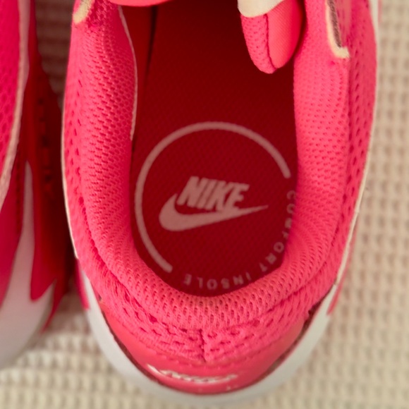 Nike Air Max Excee Hyper Pink Womens Size 7 - Picture 6 of 8